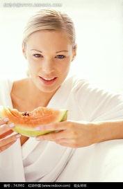 美女吃哈密瓜干视频,美女品尝哈密瓜干，甜蜜滋味尽收眼底