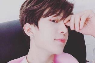 范丞丞吃哈密瓜蘸醋视频,网友直呼“太有创意！”