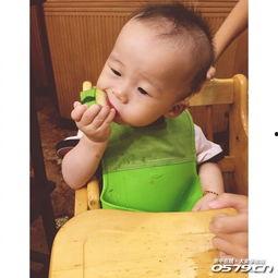 小朋友吃瓜小能手视频,小朋友吃瓜视频萌翻网友