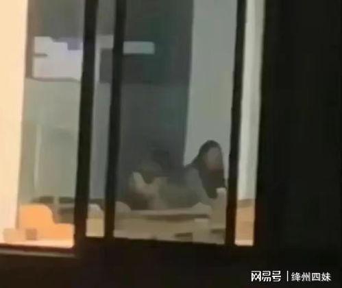 吃瓜女孩爱看热闹视频,揭秘热门视频背后的热闹故事