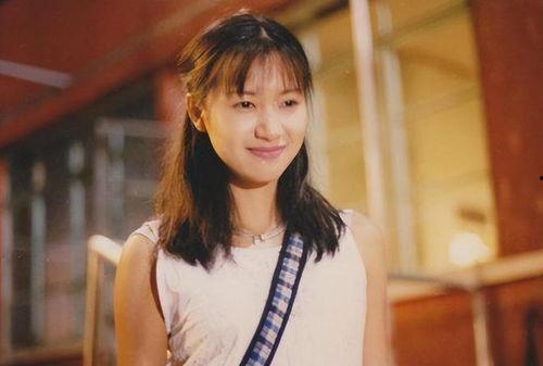 南京大二校花吃瓜视频播放,校园生活瞬间引爆网络