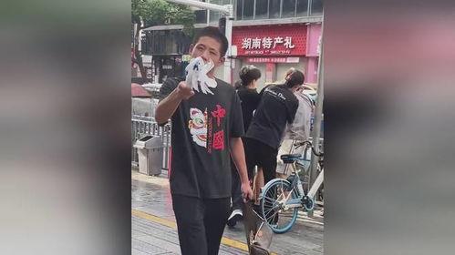 吃瓜拍视频被拿伞,伞成亮点引网友热议  第3张