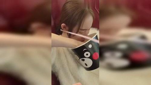 小伙吃瓜看落水的视频,小伙直播看落水，网友热议意外场面  第3张