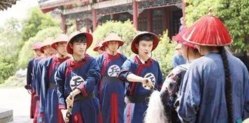 皇帝在路边吃瓜视频,意外曝光宫廷生活日常  第3张