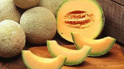 孩子吃哈密瓜视频素材  第2张