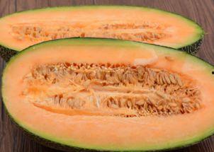 孩子吃哈密瓜视频素材  第3张