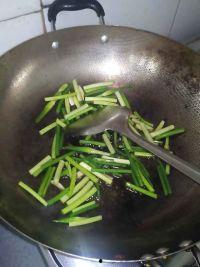 蒜苗可以炒小瓜吃吗视频,家常美味，简单易学