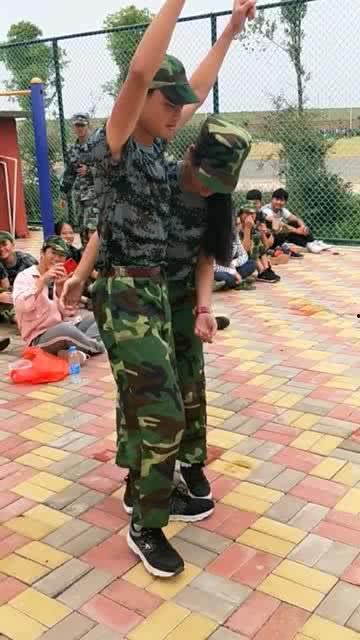 教官吃瓜群众视频大全下载,揭秘军营里的欢乐时光  第2张